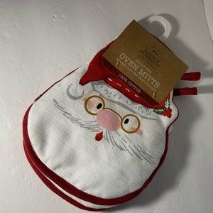 Holiday oven mitts